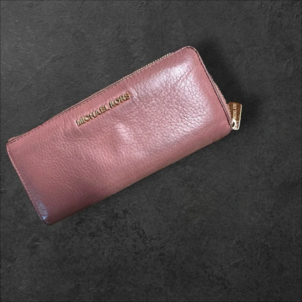 Elevate your style with this exquisite Michael Kors mauve leather wallet! GUC